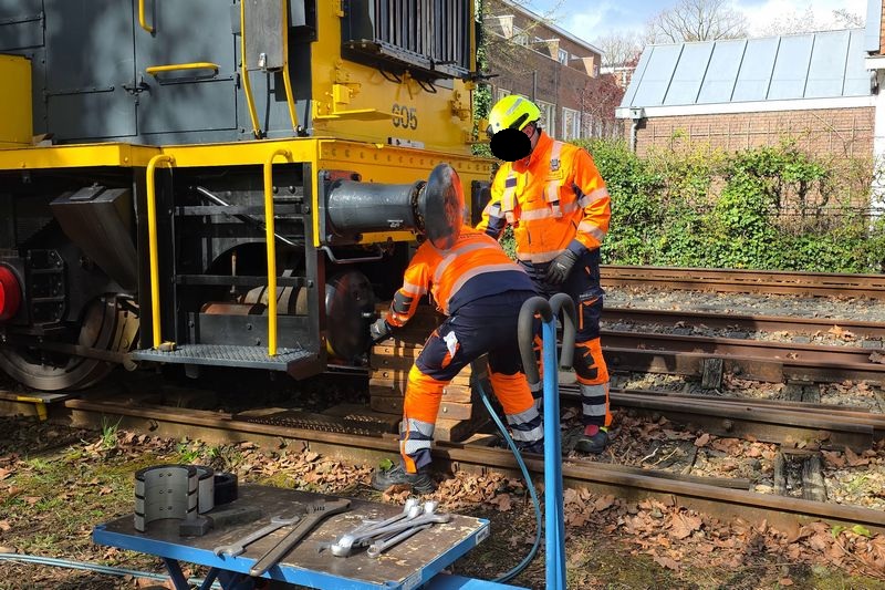 Museumlocomotief 605 van het Spoorwegmuseum herspoord door Incidentenbestrijders van ProRail